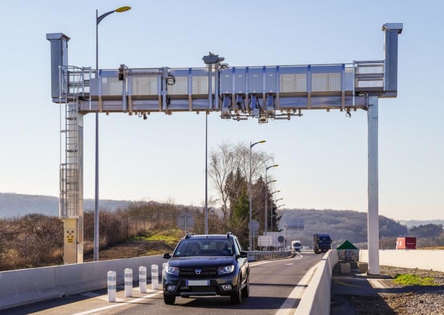 Auto unter digitaler Mautbrücke zur Mauterfassung